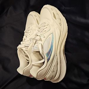 FILA VOYAGER WAVELET OG SHINE, Fila x BTS